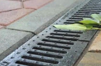   Анатолий Обухов пытается разобраться с проблемой подтопления улицы Канская в Иркутске